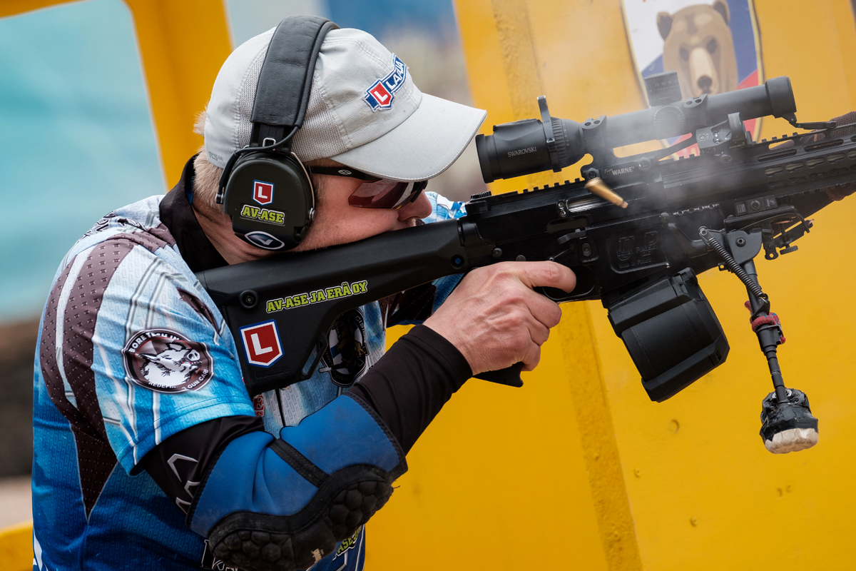 Състезател в отворена дивизия на IPSC мач